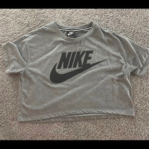 womens medium nike gray cropped t shirt.